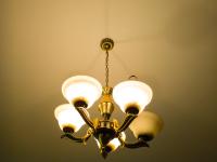Lysekrone der kaster lyset op mod loftet og giver indirekte lys